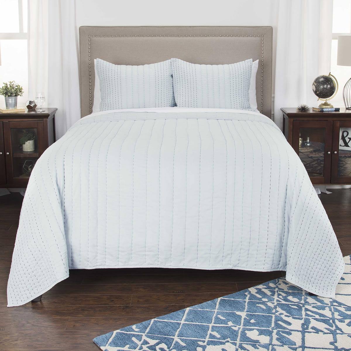 King Quilt in White D3366